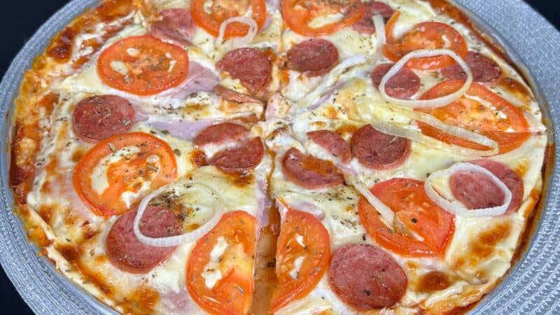 Pizza Caseira de Liquidificador com Calabresa — Rápida, Fácil e Deliciosa
