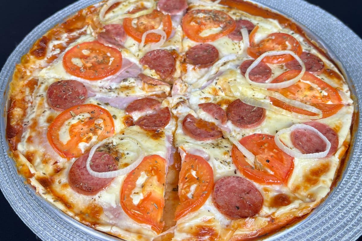 Pizza Caseira de Liquidificador com Calabresa — Rápida, Fácil e Deliciosa
