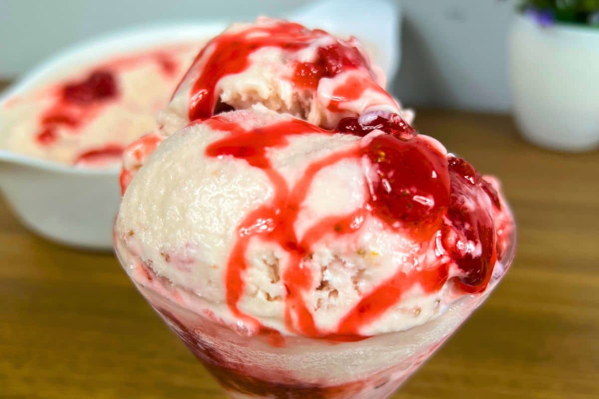 Sorvete de Morango Caseiro: Cremoso, Fácil e com Apenas 3 Ingredientes